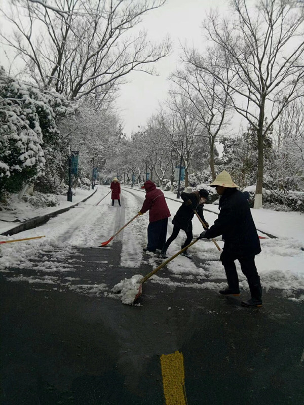 瑞雪紛飛揚(yáng)，華悅物業(yè)掃雪忙