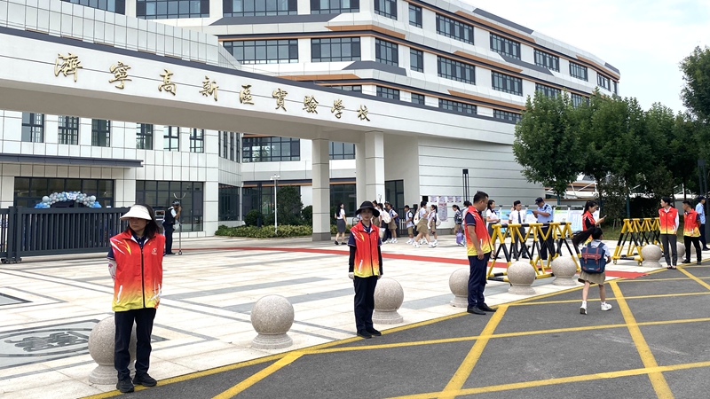 愛心護航 濟寧華都黨員公益服務(wù)隊協(xié)助學校開學迎新